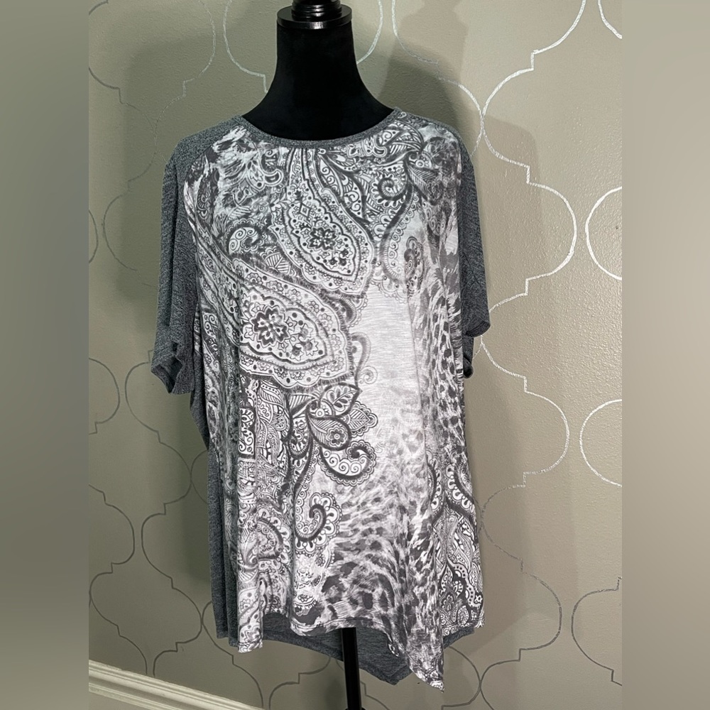 🏷️ Kim Rogers Gray and White, Paisley and Animal Print Tee sz 3X EUC
